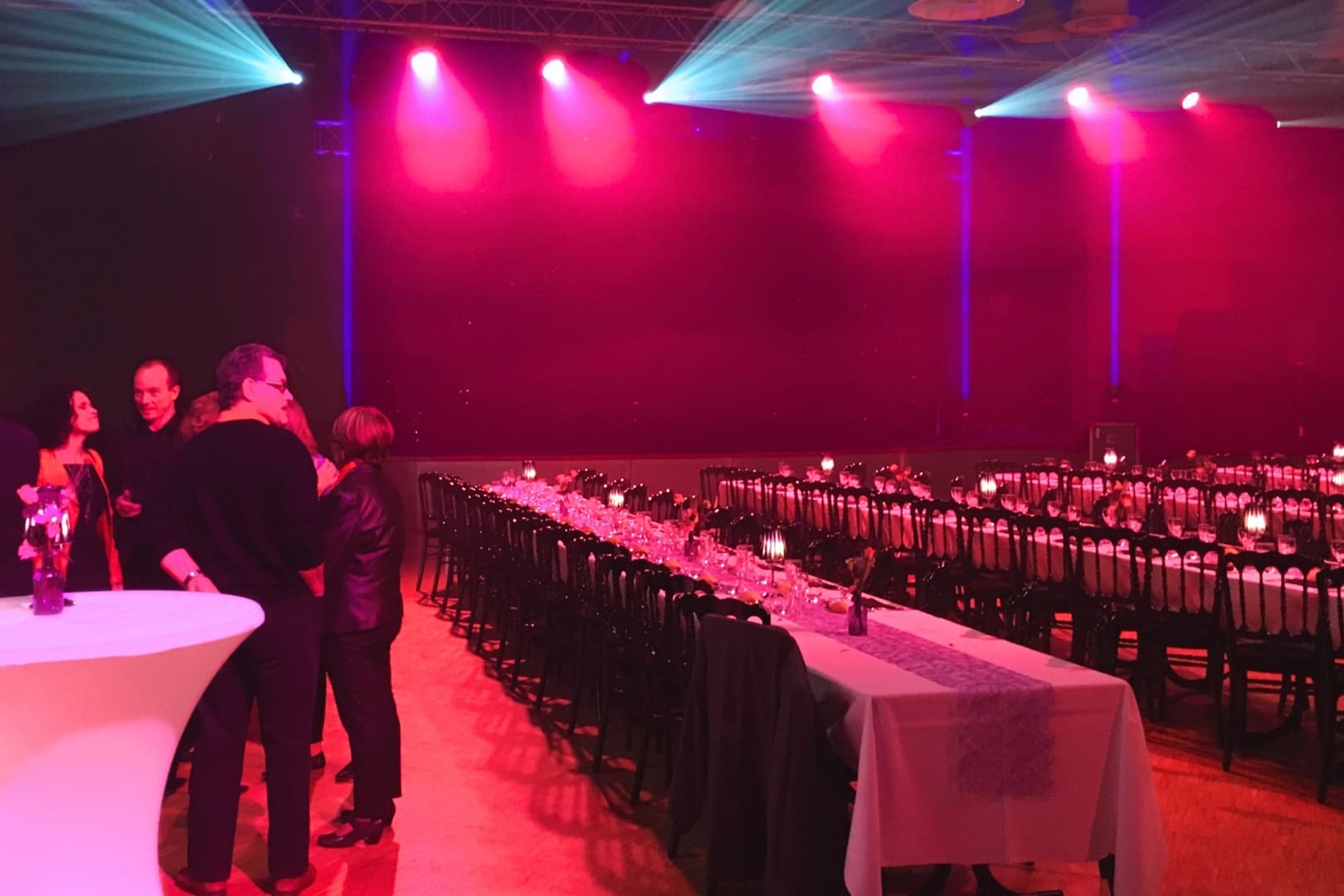 Décoration de salle de réception pour dîner spectacle