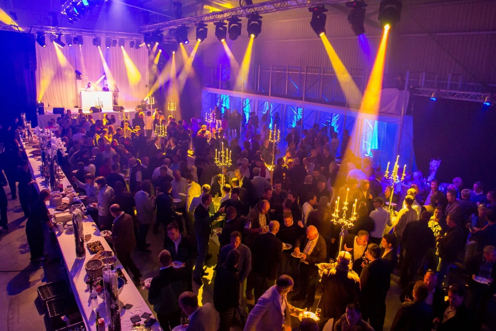 Décoration et éclairage de soirée promotionnelle pour entreprise